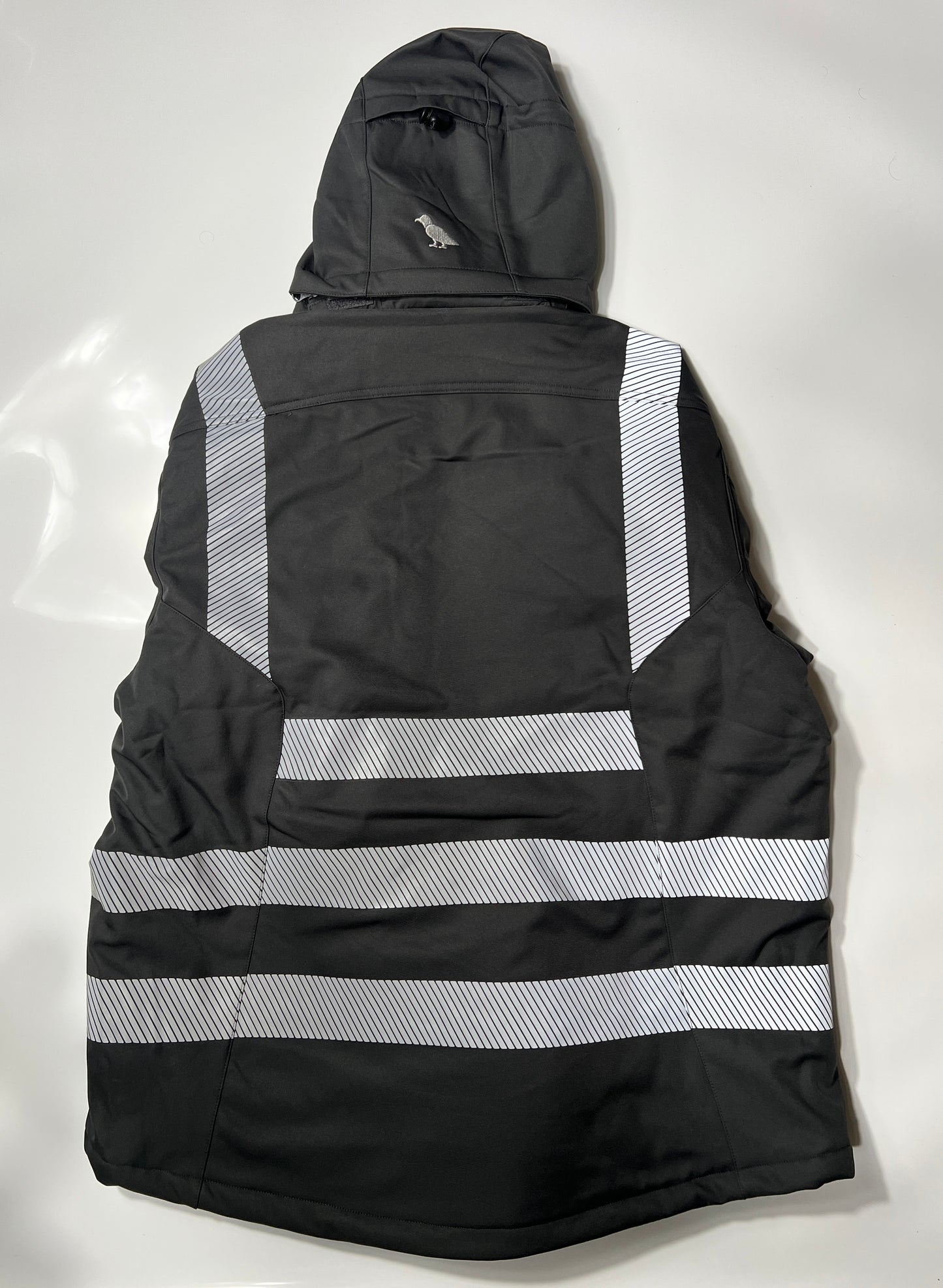 Rückseite der schwarzen Softshelljacke mit Reflektoren