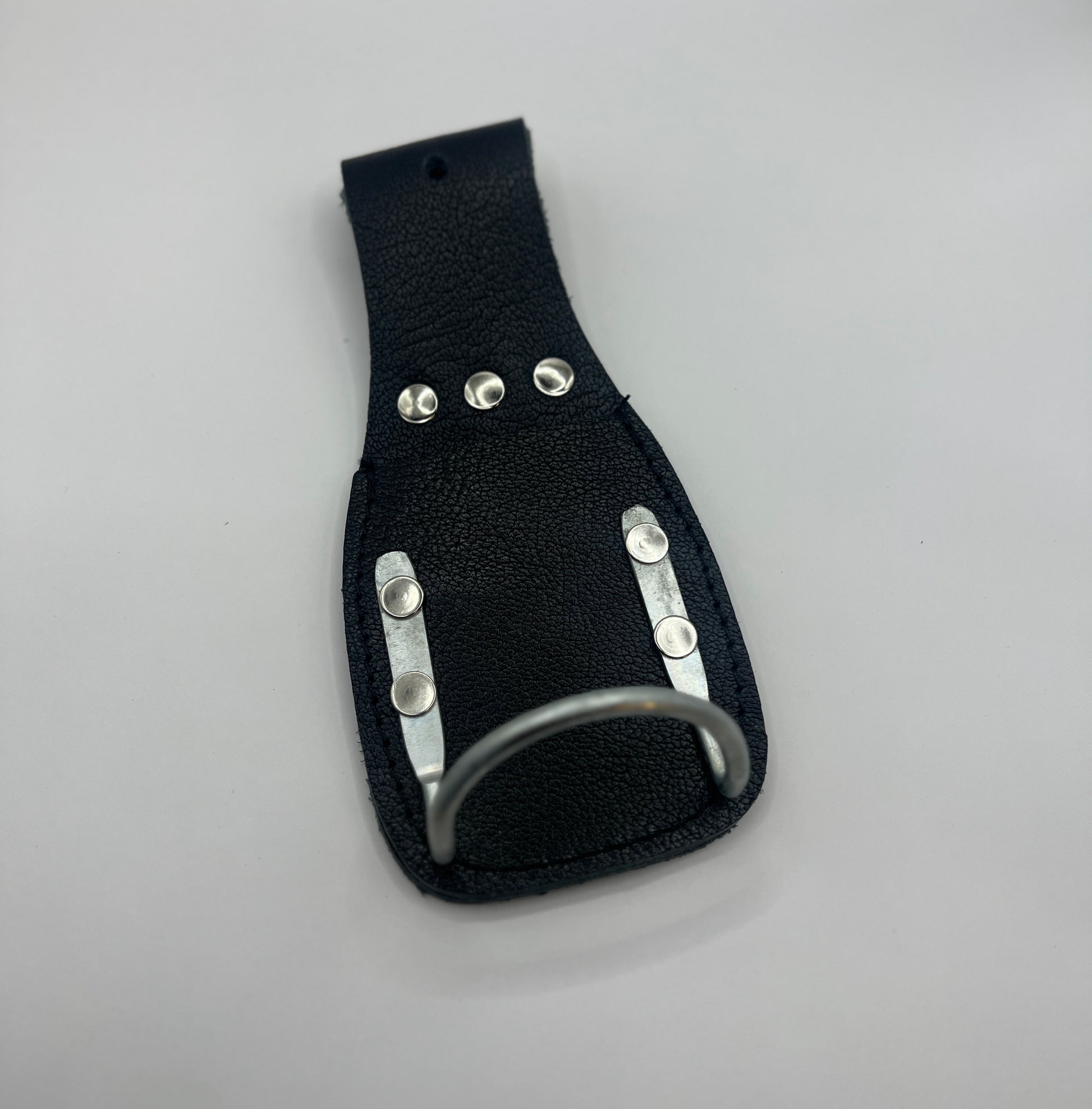 Schwarzer fest genähter Hammerhalter aus Leder und Metall