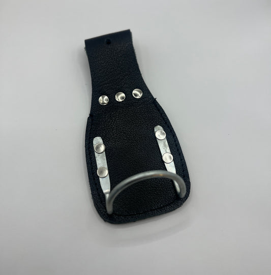 Schwarzer fest genähter Hammerhalter aus Leder und Metall