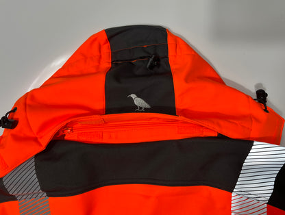 Rückseite der Kapuze der Softshelljacke in warnorange