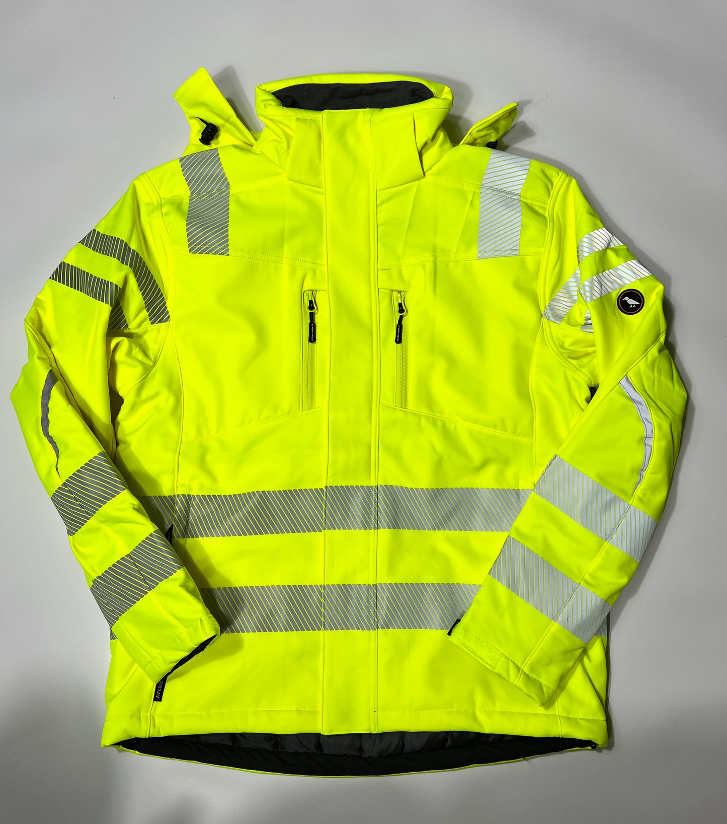 Vorderseite einer Softshelljacke in warngelb mit Reflektoren