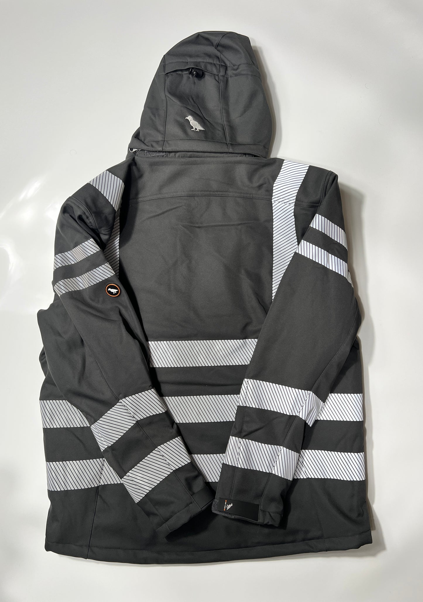 Rückseite der schwarzen Softshelljacke mit Reflektoren