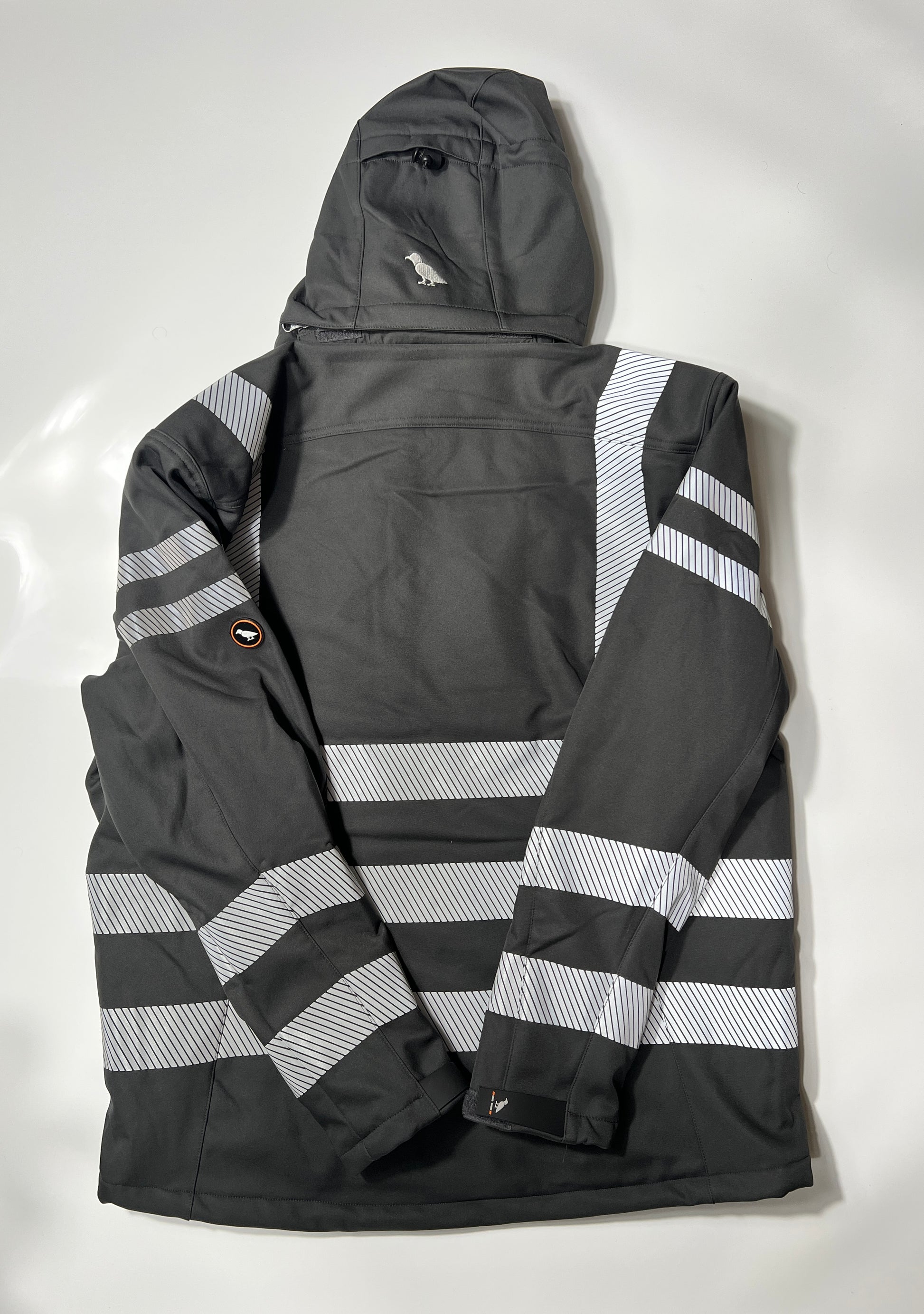 Rückseite der schwarzen Softshelljacke mit Reflektoren