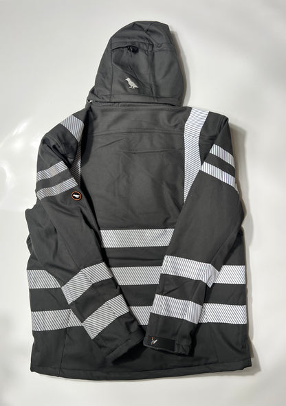 Rückseite der schwarzen Softshelljacke mit Reflektoren