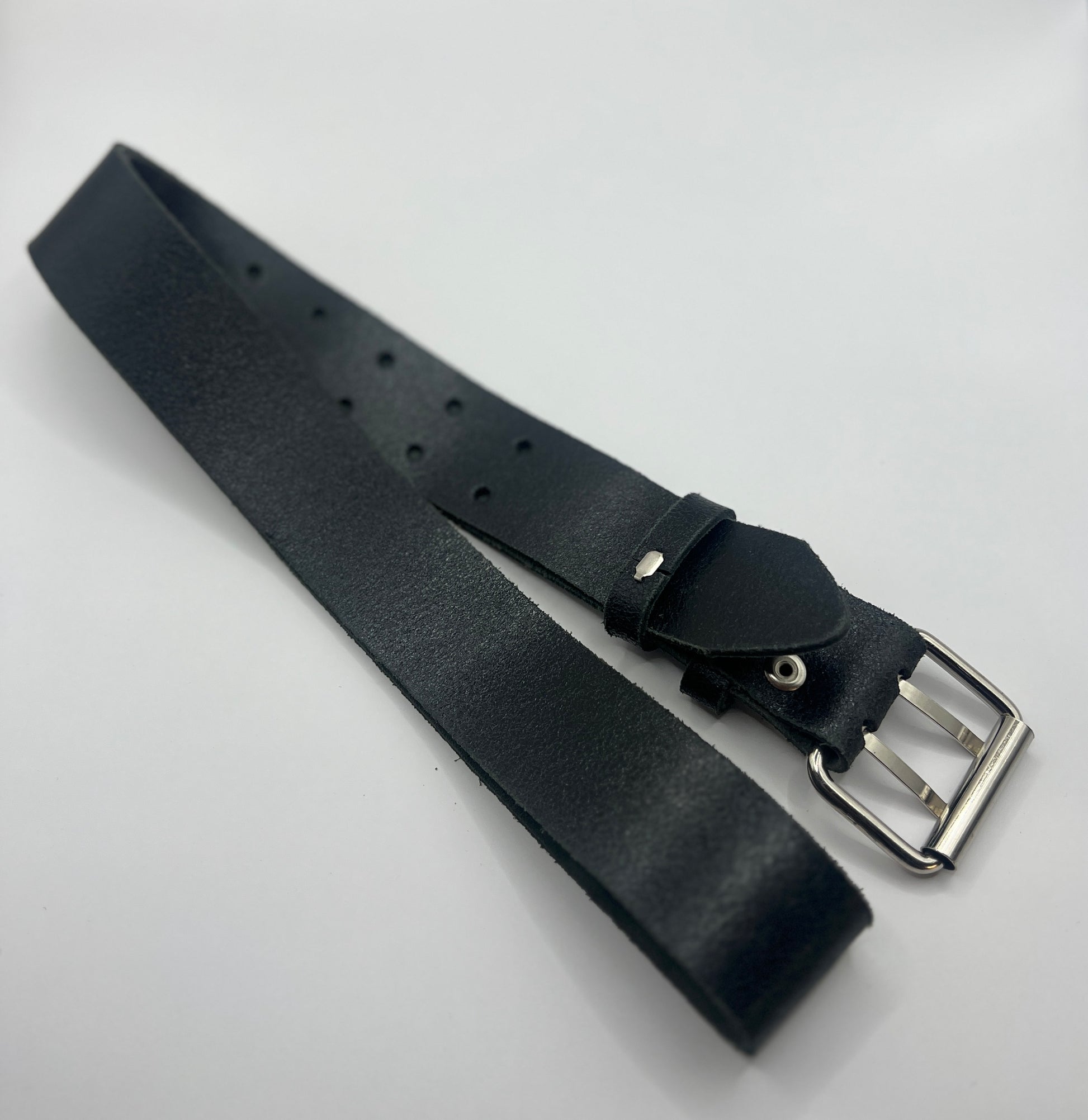 Schwarzer Ledergürtel mit zwei Faltschließen