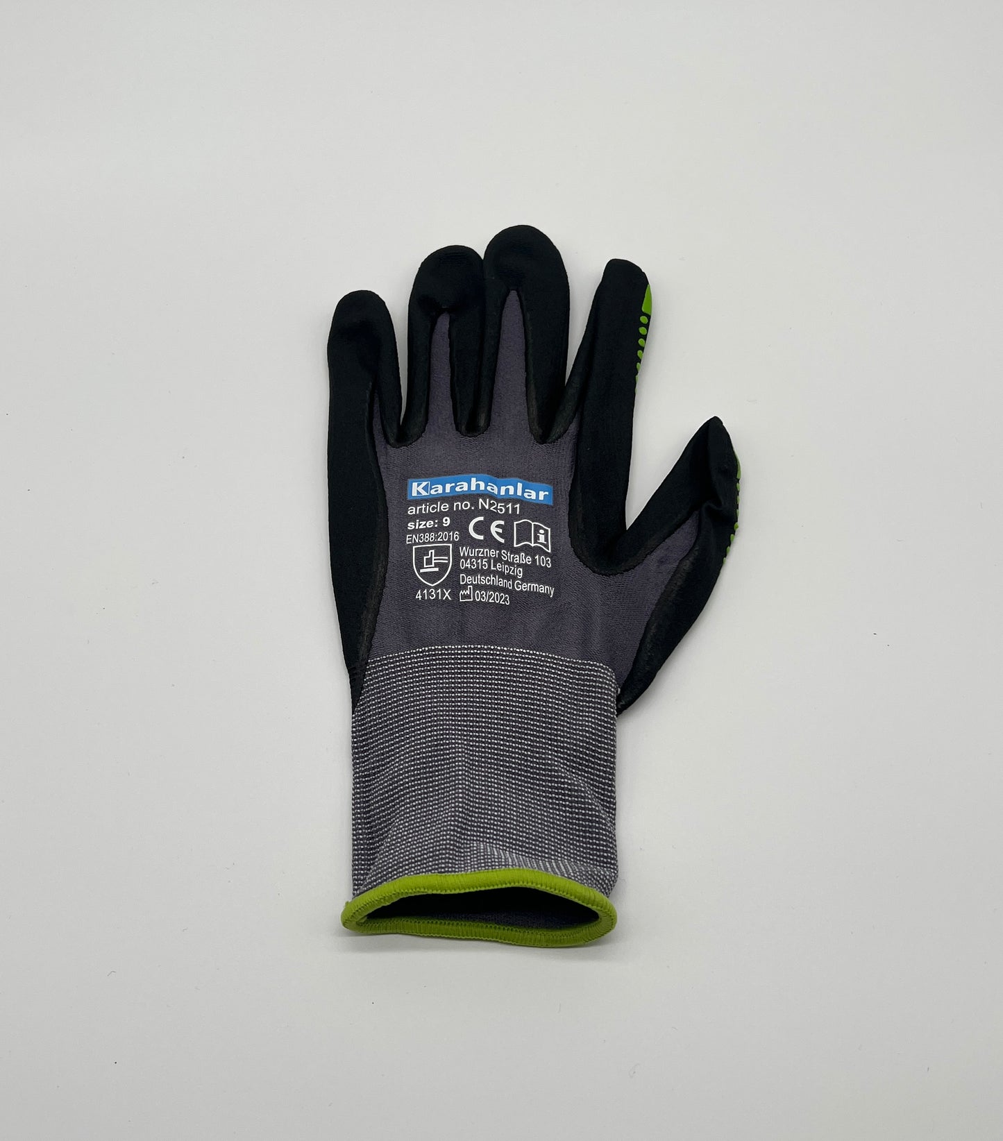 Super flexibler Handschuh in schwarz/grauer Farbe mit grünen Noppen