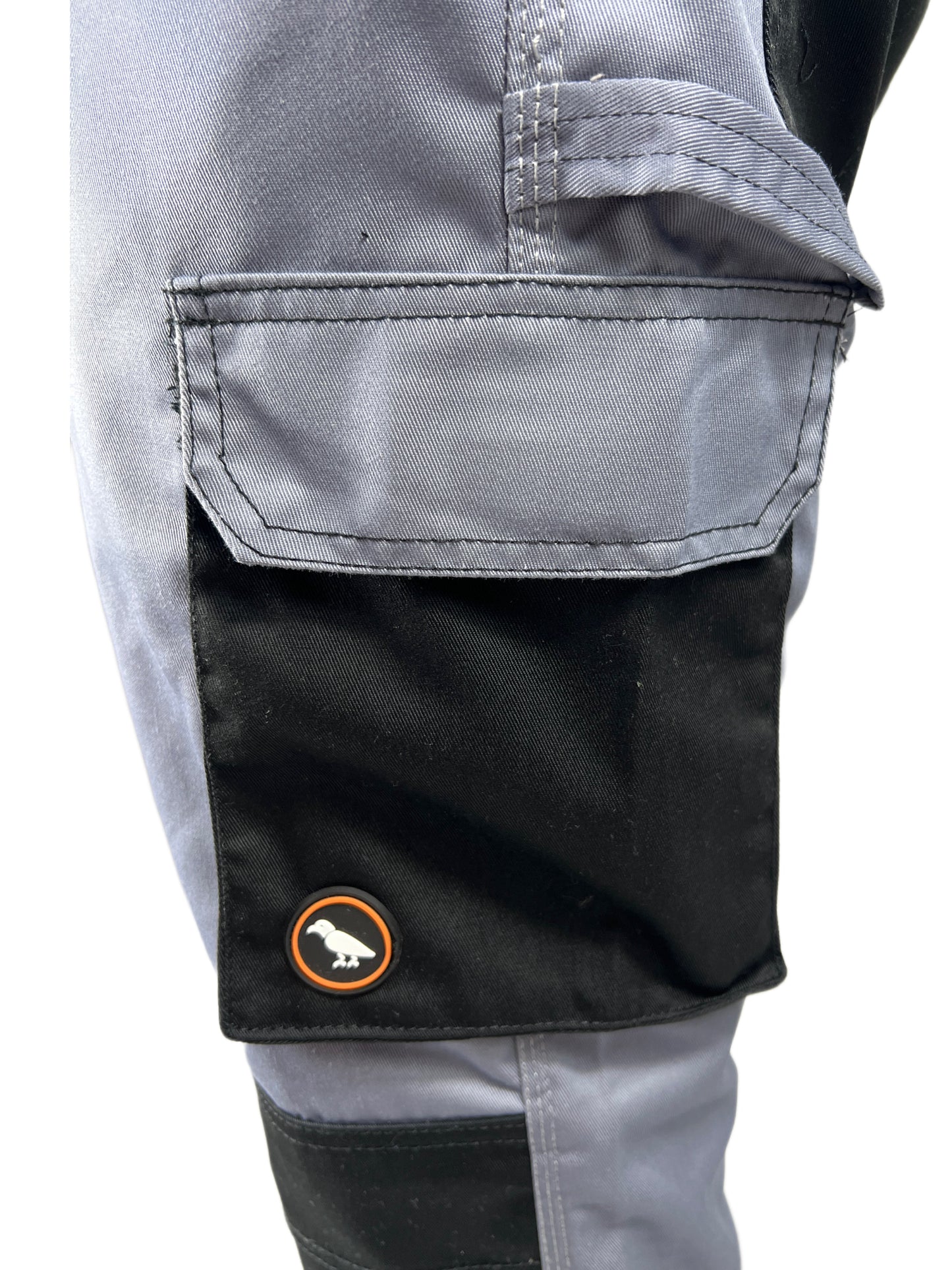 Geschlossene Tasche einer grauen Arbeitshose