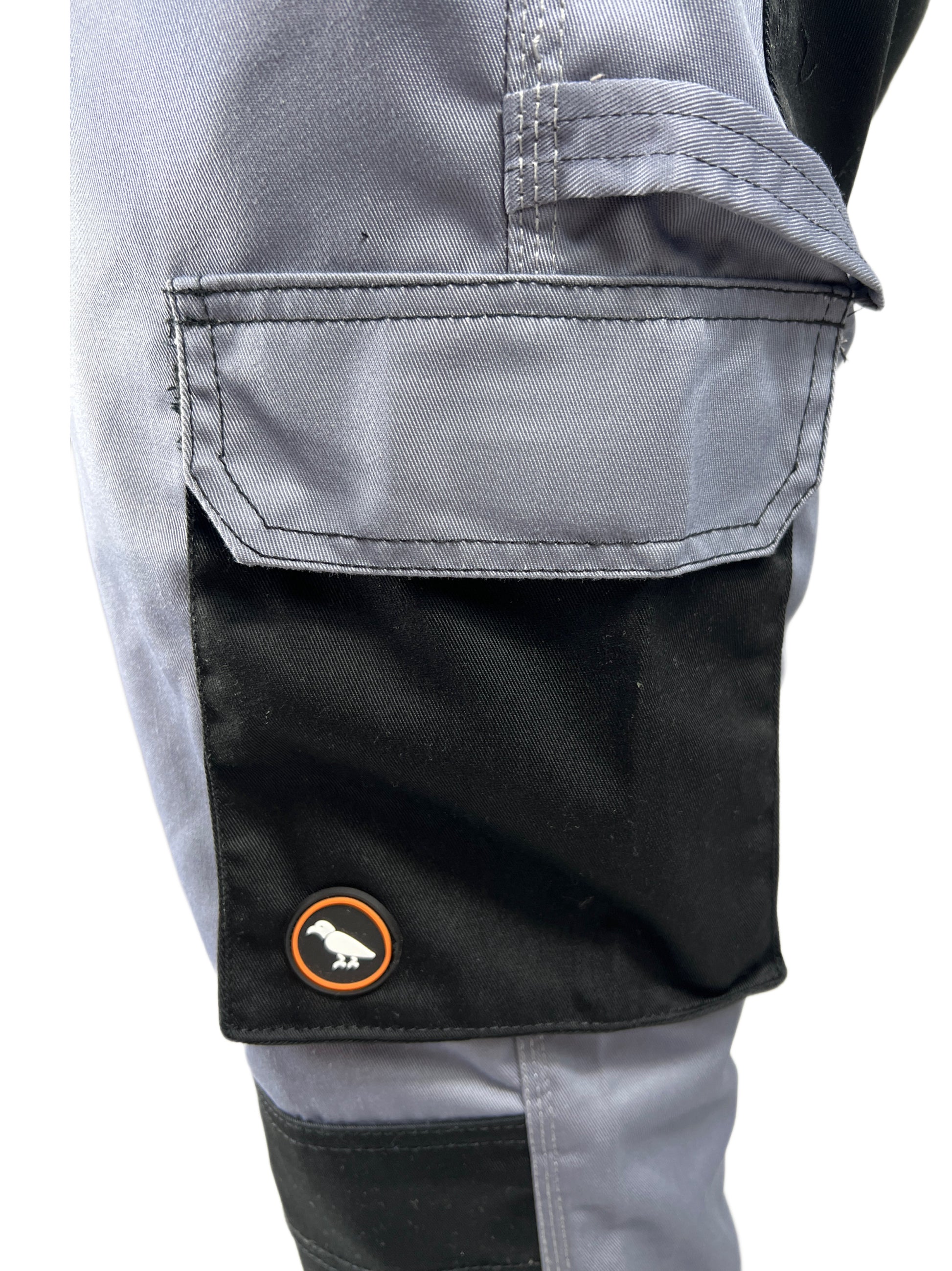 Geschlossene Tasche einer grauen Arbeitshose