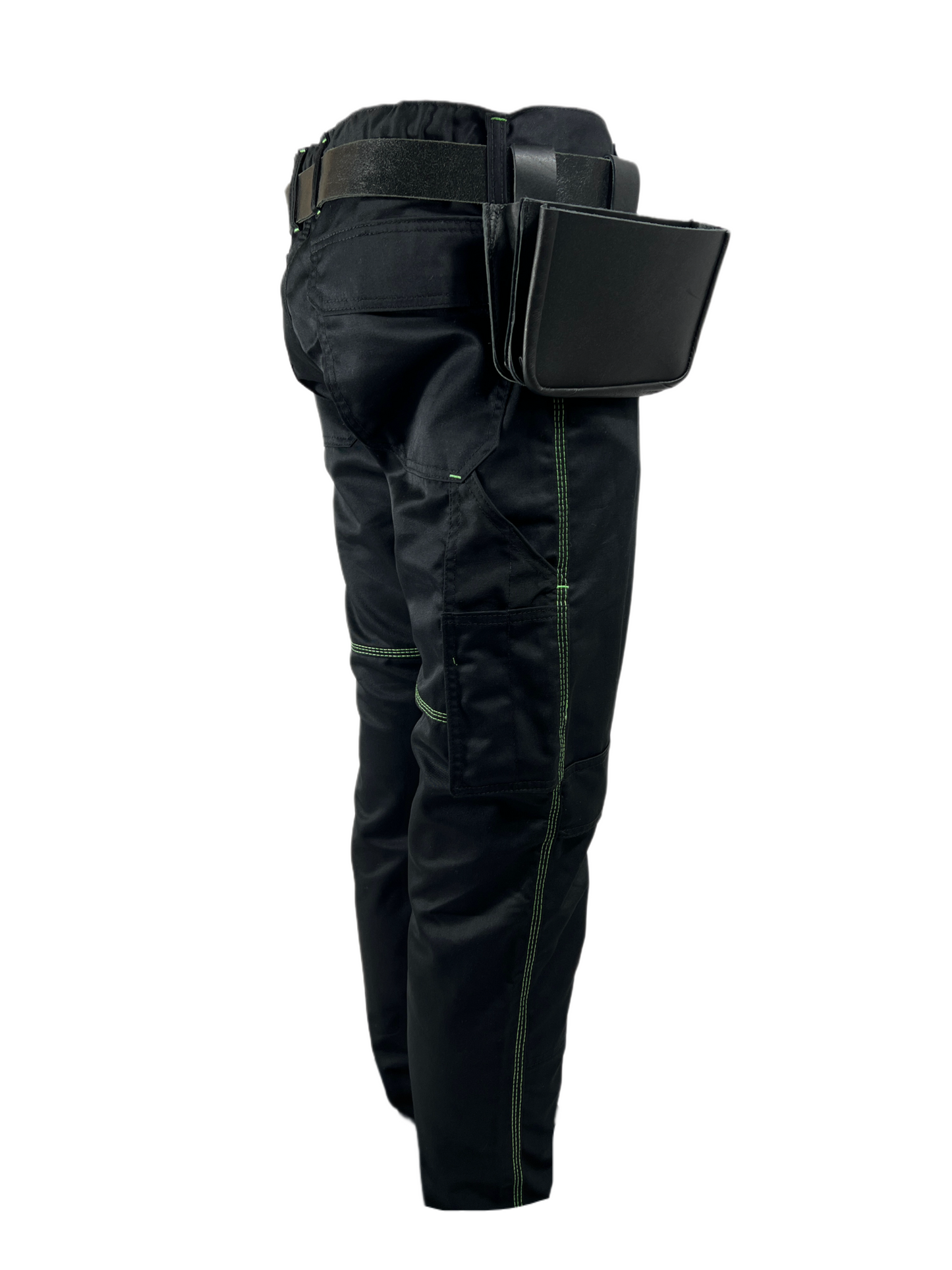 Seitenansicht einer schwarzen Arbeitshose mit warngelben Akzenten mit einem Gürtel und Nageltasche