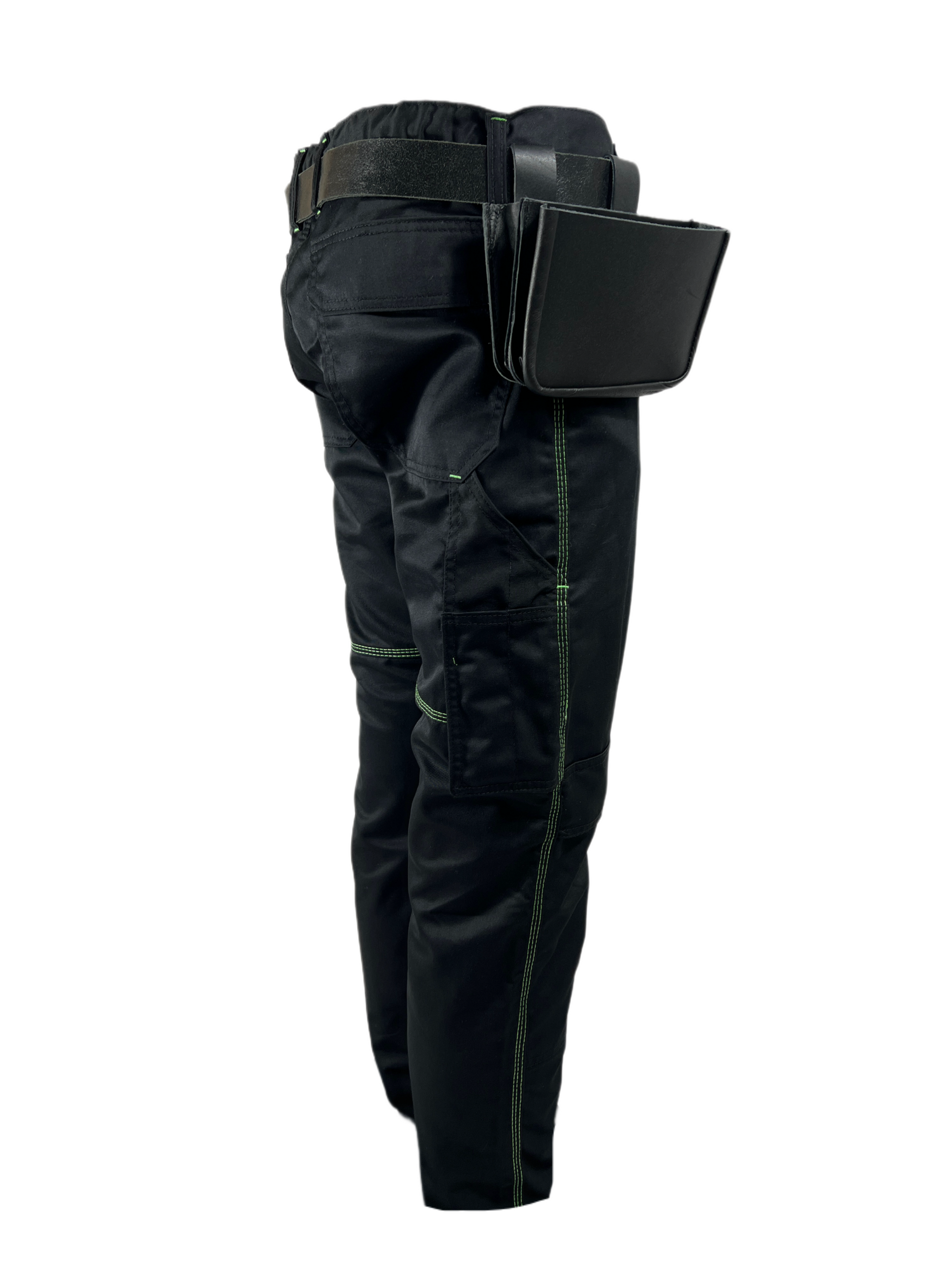 Seitenansicht einer schwarzen Arbeitshose mit warngelben Akzenten mit einem Gürtel und Nageltasche