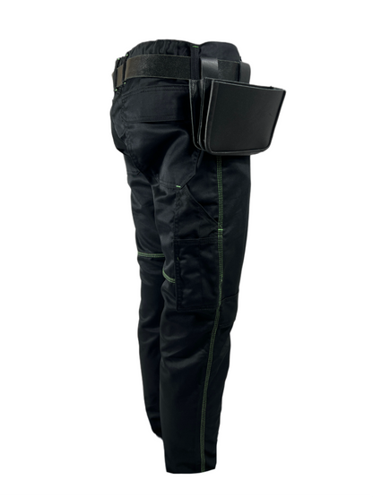 Seitenansicht einer schwarzen Arbeitshose mit warngelben Akzenten mit einem Gürtel und Nageltasche