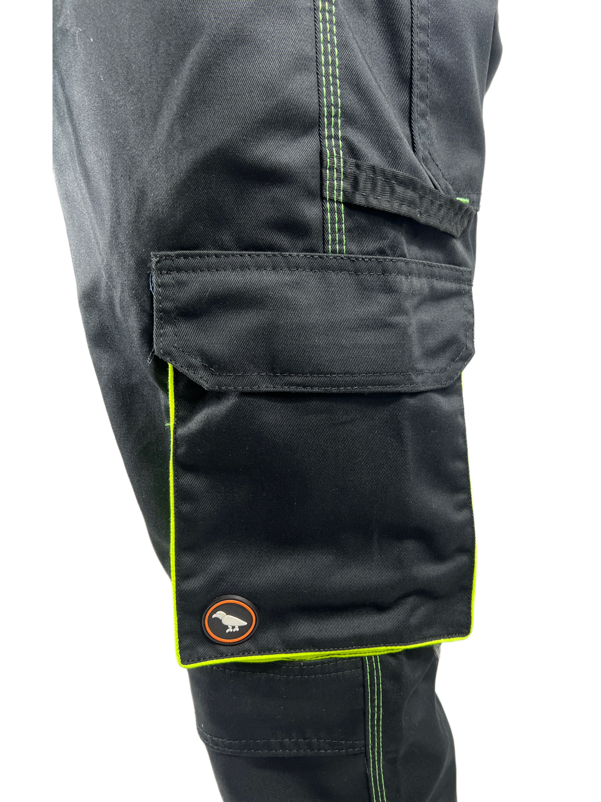 Geschlossene Tasche einer schwarzen Arbeitshose