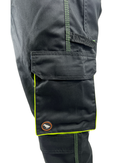 Geschlossene Tasche einer schwarzen Arbeitshose