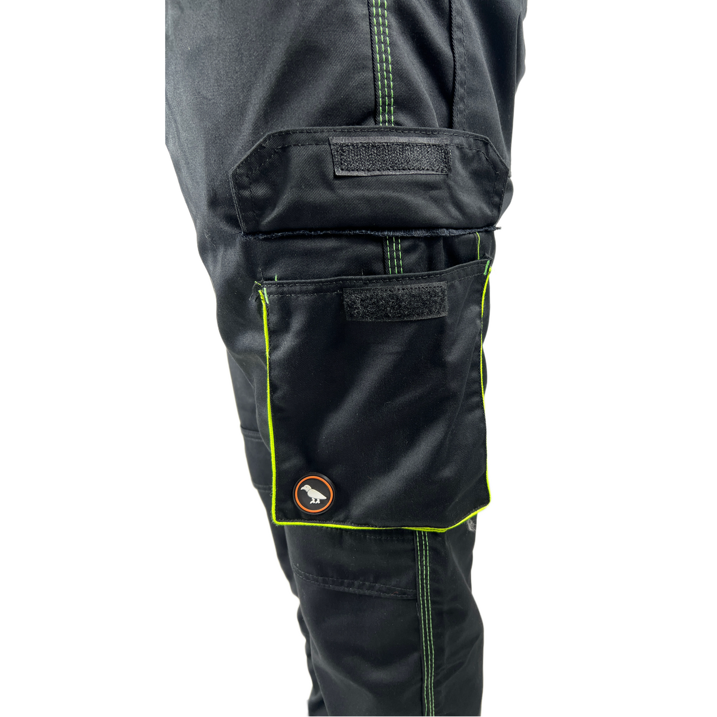 Offene Tasche einer schwarzen Arbeitshose