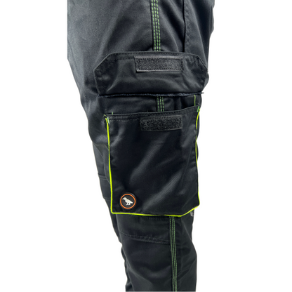 Offene Tasche einer schwarzen Arbeitshose